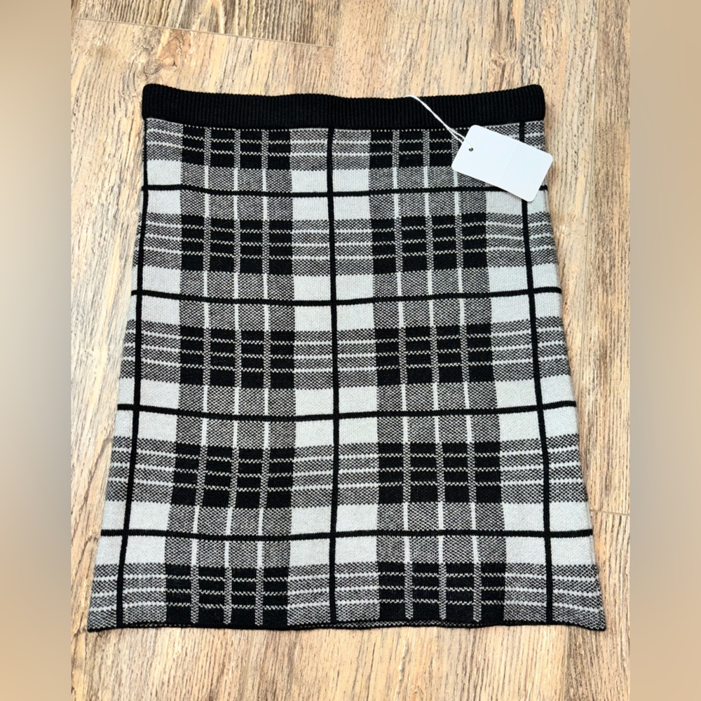 Love Tree Black and gray Plaid Knit Skirt NWT size small❤️
